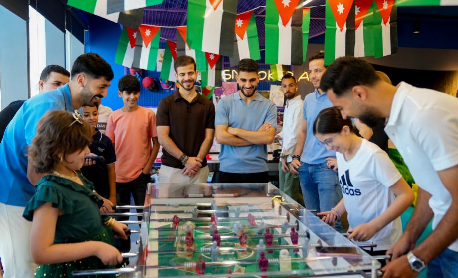 فريق نشامى كرة القدم يزور مركز الحسين للسرطان