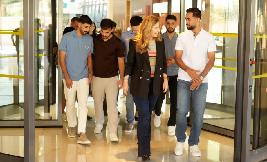 فريق نشامى كرة القدم يزور مركز الحسين للسرطان