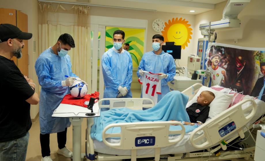 فريق نشامى كرة القدم يزور مركز الحسين للسرطان