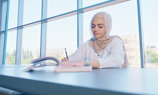 برنامج المِنح الجامعية لمرضى السرطان بدعم البنك الأردني الكويتي