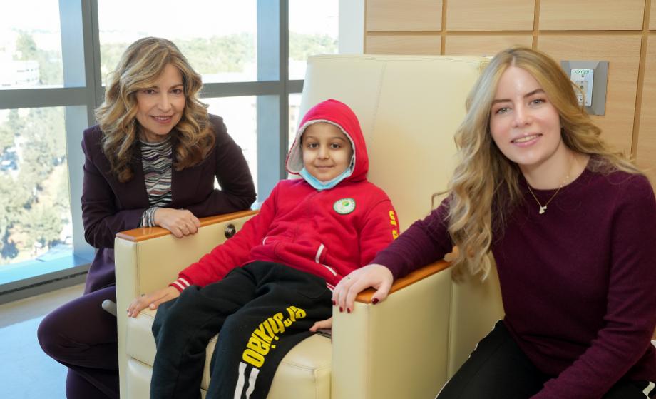 زيارة الأميرة غيداء طلال والأميرة رجاء للاطمئنان على مرضى السرطان