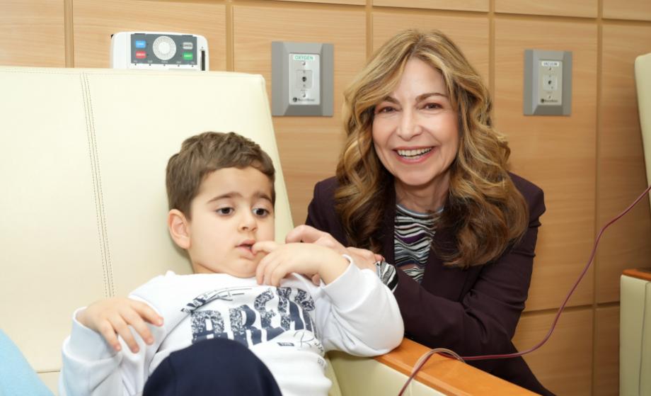 زيارة الأميرة غيداء طلال والأميرة رجاء للاطمئنان على مرضى السرطان