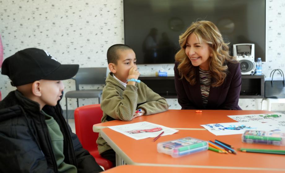 زيارة الأميرة غيداء طلال والأميرة رجاء للاطمئنان على مرضى السرطان