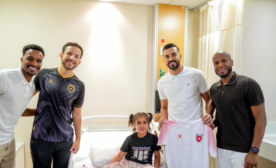 نشامى المنتخب الوطني لكرة القدم وهم يُدخِلون الفرحة إلى قلوب مرضانا في مركز الحسين للسرطان