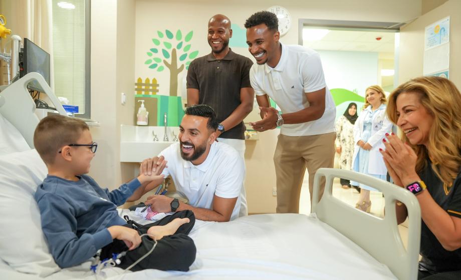 نشامى المنتخب الوطني لكرة القدم وهم يُدخِلون الفرحة إلى قلوب مرضانا في مركز الحسين للسرطان