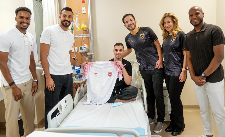 نشامى المنتخب الوطني لكرة القدم وهم يُدخِلون الفرحة إلى قلوب مرضانا في مركز الحسين للسرطان