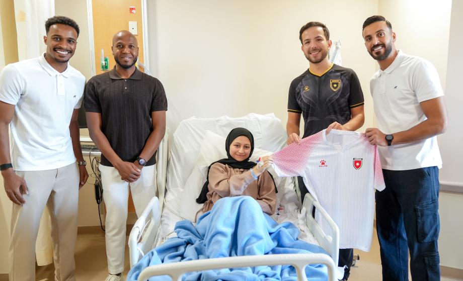 نشامى المنتخب الوطني لكرة القدم وهم يُدخِلون الفرحة إلى قلوب مرضانا في مركز الحسين للسرطان