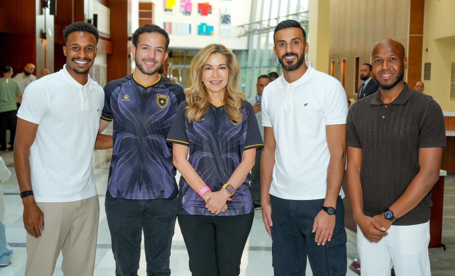 نشامى المنتخب الوطني لكرة القدم وهم يُدخِلون الفرحة إلى قلوب مرضانا في مركز الحسين للسرطان