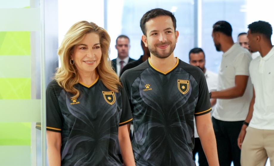 نشامى المنتخب الوطني لكرة القدم وهم يُدخِلون الفرحة إلى قلوب مرضانا في مركز الحسين للسرطان